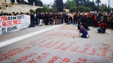 Σύνταγμα: Έγραψαν τα ονόματα των θυμάτων των Τεμπών μπροστά από το μνημείο του Αγνώστου Στρατιώτη