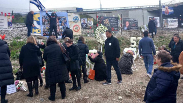 Τραγωδία στα Τέμπη: Δεν το πιστεύω ότι δεν θα σε ξαναδώ - Ράγισαν καρδιές στο μνημόσυνο για τα 57 θύματα