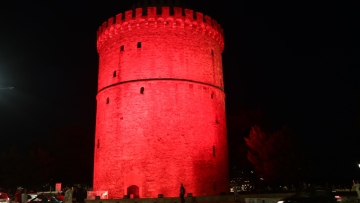 Θεσσαλονίκη: Στα κόκκινα «ντύθηκε» ο Λευκός Πύργος - Βίντεο και φωτογραφίες