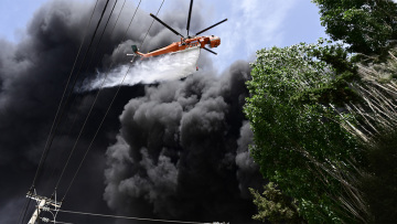 Κηφισιά: Σε εξέλιξη φωτιά μετά από έκρηξη σε εργοστάσιο, καίει φελιζόλ και πλαστικά, επιχειρεί ελικόπτερο Erickson - Δείτε βίντεο