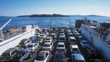 Video: Αυτοκίνητο βγήκε από το ferry και βούτηξε στη θάλασσα