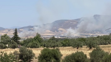 Δύο φωτιές σε εξέλιξη στη Θήβα - Πρόβλημα με την ηλεκτροδότηση στον σιδηρόδρομο, αναμένονται καθυστερήσεις