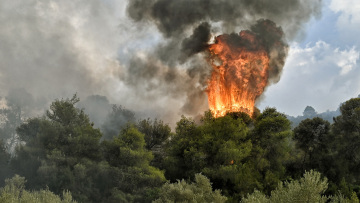 Πυροσβεστική: Σκληρές μάχες με τις φλόγες Ροδόπη και Άνδρο - Υπό έλεγχο τα μέτωπα στην Εύβοια