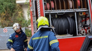 Φωτιά στη Σαλαμίνα: Ανατράπηκε όχημα της πυροσβεστικής, τραυματίστηκε ελαφρά ο οδηγός του