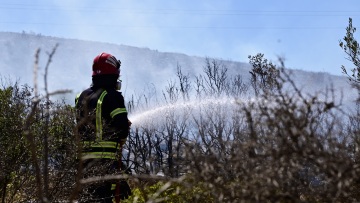 Υψηλός κίνδυνος φωτιάς σε Αττική, Εύβοια - Σε μια ώρα οριοθετήθηκε η πυρκαγιά στην Κερατέα, διάσπαρτες εστίες σε Ροδόπη, Αχαΐα