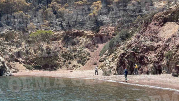 Ύδρα: Εντοπίστηκαν ίχνη από κροτίδες στην παραλία - Έκαναν αυτοψία την πέμπτη ημέρα μετά την πυρκαγιά!