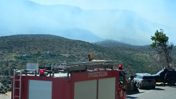 Φωτιά στην Πάρνηθα: Στη μάχη με τις φλόγες και 10 υδροφόρες της Περιφέρειας Αττικής