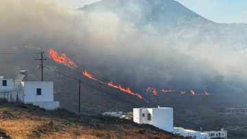 Φωτιά στη Σέριφο - Μήνυμα από το «112» για απομάκρυνση, δείτε φωτογραφίες