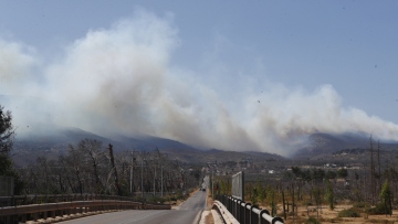 Χωρίς ενεργό μέτωπο η φωτιά στην Πάρνηθα