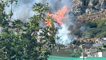 Διπλό πύρινο μέτωπο στο Ηράκλειο της Κρήτης: Εστάλη μήνυμα από το 112 στον Προφήτη Ηλία, σε ύφεση η φωτιά στο Θραψανό