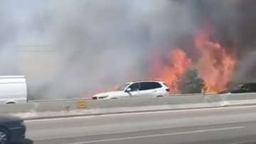 Φωτιά σε ξερά χόρτα στο Δερβένι Θεσσαλονίκης - Ξεκίνησε από αυτοκίνητο και επεκτάθηκε