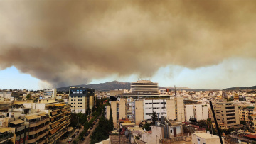 Φωτογραφίες: Οι καπνοί από τη φωτιά στον Βαρνάβα «έπνιξαν» την Αττική - Μαύρος ο ουρανός στο κέντρο της Αθήνας