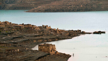 Κίνδυνος λειψυδρίας στην Αττική - Πέφτει η στάθμη της λίμνης του Μόρνου, αποκαλύφθηκε το βυθισμένο χωριό Κάλλιο