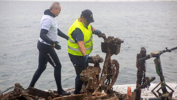 Δύτες καθάρισαν τον Θερμαϊκό και βρήκαν στον βυθό του από πατίνια, ποδήλατα μέχρι... μηχανάκι! - Δείτε φωτογραφίες