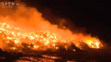 Φωτιά σε εργοστάσιο με ανακυκλώσιμα υλικά στη Σίνδο - Δείτε βίντεο