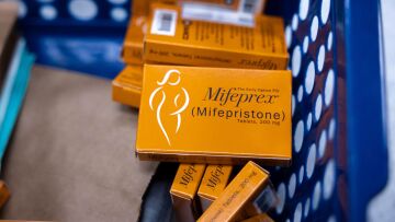 Ποινική δίωξη σε γιατρό από τη Νέα Υόρκη επειδή συνταγογράφησε το χάπι της άμβλωσης σε έφηβη στη Λουιζιάνα