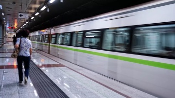 Νεκρός 65χρονος που έπεσε στις γραμμές του μετρό - Εκτός λειτουργίας η «κόκκινη» Γραμμή στο Σύνταγμα