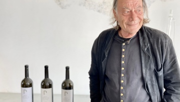 Ο οινοποιός Πάρις Σιγάλας, που παράγει δίπλα στο Κολούμπο, παραμένει στη Σαντορίνη για να προστατεύσει τα σπάνια αμπέλια του