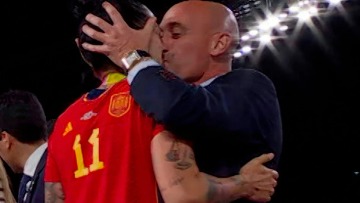 Ισπανία: Ένοχος για σεξουαλική επίθεση ο Ρουμπιάλες για το φιλί στην Ερμόσο - Εξαγοράσιμη ποινή και περιοριστικά μέτρα