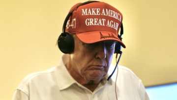 Ο Τραμπ με καπελάκι MAGA παρακολουθεί την επίθεση κατά των Χούθι - Δείτε φωτογραφίες