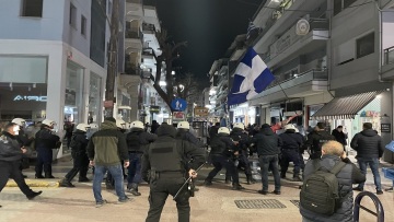 Επεισόδια και προσαγωγές σε συγκέντρωση «σταυροφόρων» κατά θεατρικής παράστασης στη Λάρισα - Δείτε βίντεο και φωτογραφίες