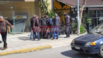 Πάτρα: Απόπειρα ληστείας σε τράπεζα - Ο δράστης ήταν μεταμφιεσμένος και είχε όπλα ρέπλικες  