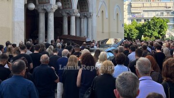 Πλήθος κόσμου στην κηδεία του αντιδημάρχου Λαμίας που σκοτώθηκε σε τροχαίο