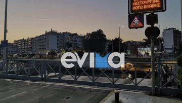 Κομμένη στα δύο η Χαλκίδα: «Κόλλησε» η παλιά γέφυρα του Ευρίπου και δεν κλείνει - Χάος στους δρόμους
