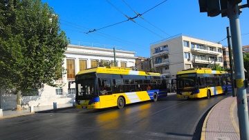 Αντίδραση σε όλα - Ακόμα και στα τρόλεϊ...