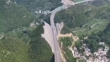 Έκοψαν βουνό στα δύο για να περάσει αυτοκινητόδρομος