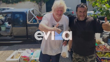 Ο Μπόρις Τζόνσον κάνει διακοπές στην Κάρυστο και ψώνισε από πλανόδιο μανάβη