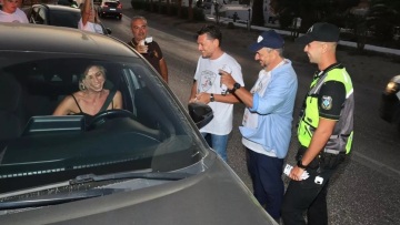 Οδηγός της F1 μοίρασε αλκοτέστ στην Μύκονο (+video)