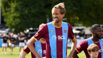 Ο απίθανος Πίτερ Κράουτς έχασε στοίχημα και έγινε μασκότ ερασιτεχνικής ομάδας - Δείτε βίντεο