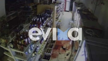 Σεισμός στην Εύβοια: Ράφια τρίζουν και μπουκάλια σπάνε σε σούπερ μάρκετ την ώρα της δόνησης - Δείτε βίντεο