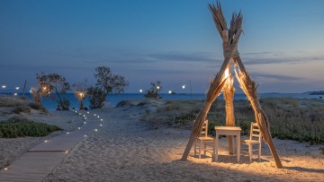 
Νίκος-Μαρία: H άγνωστη ιστορία της θρυλικής ταβέρνας της Νάξου που τάιζε τους χίπις του νησιού
