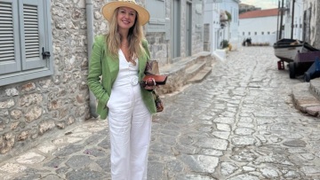 Η ασυνήθιστη ιστορία της Αμάντα: Από τη διάσωση μιας γάτας μέχρι τη διοργάνωση ενός φεστιβάλ στην Ύδρα με καλλιτέχνες από όλο τον κόσμο
