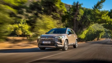Δοκιμάζουμε το Toyota Corolla Cross Hybrid - Πόσο κοστίζει;