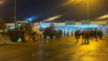 Κλειστός για τα φορτηγά λόγω αγροτικών μπλόκων ο δρόμος σε Ευζώνους και Προμαχώνα, ελεύθερη η διέλευση στο τελωνείο Νίκης