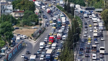 Πόσα αυτοκίνητα προστίθενται κάθε χρόνο στους ελληνικούς δρόμους;