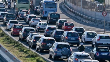 Κίνηση στους δρόμους: Δύσκολος ο Κηφισός, διακοπή κυκλοφορίας σε δύο σημεία στην Πειραιώς λόγω της βροχής, καθυστερήσεις έως 25΄ στην Αττική Οδό