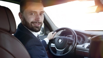 Πολυτέλεια, περηφάνια, εγωισμός και τιμόνι: όταν το αυτοκίνητο μάς αποκαλύπτει