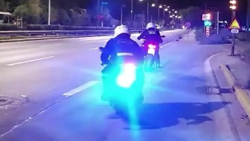 Video: Μεθυσμένος πεζός περπατούσε στην εθνική οδό Αθηνών–Λαμίας