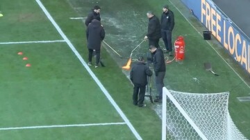 Επιστράτευσαν μέχρι και... φλόγιστρα στο Χαλ-Γουότφορντ για να λιώσουν τον πάγο αλλά το ματς αναβλήθηκε 20’ πριν τη σέντρα, δείτε βίντεο
