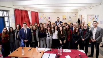 «Θέλουμε οι μαθητές να θωρακίζονται απέναντι στην παραπληροφόρηση»: Επίσκεψη Ζαχαράκη και Μαρινάκη σε ΓΕΛ του Γέρακα