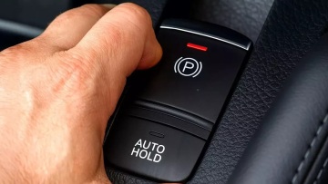 Τράβηξες το ηλεκτρικό χειρόφρενο εν κινήσει; Δες τι συμβαίνει στ’ αλήθεια!