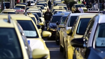 Ταξί σε καθεστώς αβεβαιότητας: Πλατφόρμες κρούουν τον κώδωνα κινδύνου
