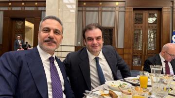 Τα χαμόγελα Πιερρακάκη – Φιντάν μετά το «μπράβο» του Ερντογάν στο δείπνο της Άγκυρας
