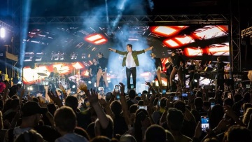 Video: Ο Σάκης Ρουβάς έχει άκυρα πράγματα στο αυτοκίνητο του...