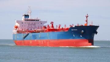 Σε ποιον ανήκει το ελληνόκτητο δεξαμενόπλοιο που χτυπήθηκε στον Περσικό