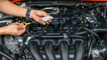 Γιατί το λάδι του κινητήρα γίνεται μαύρο και πότε πρέπει να ανησυχήσεις